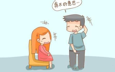 7个月孕妇坐公交竟无人让座,公交女司机说了一句霸气的话,让她尴尬不