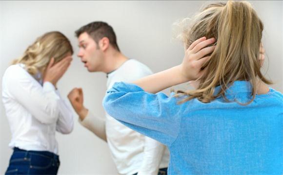 父母离异后,在女儿面前互相辱骂指责,孩子悲愤哭诉