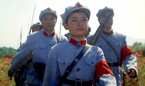 《闪闪的红星》剧照   2006年1月28日,《映山红》这首歌曲还曾在