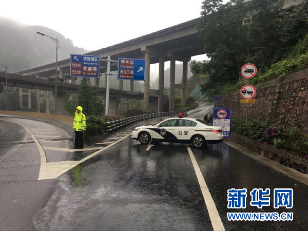 暴雨中，这些感人瞬间，温暖每一个人&hellip;&hellip;