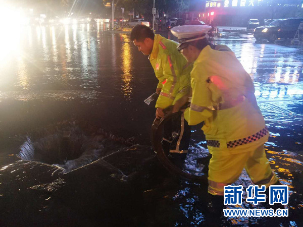暴雨中，这些感人瞬间，温暖每一个人&hellip;&hellip;