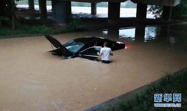 暴雨中，这些感人瞬间，温暖每一个人&hellip;&hellip;