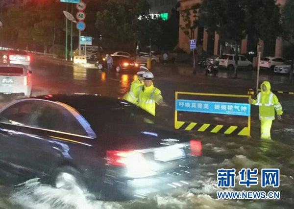 暴雨中，这些感人瞬间，温暖每一个人&hellip;&hellip;