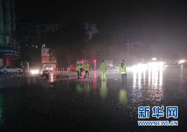 暴雨中，这些感人瞬间，温暖每一个人&hellip;&hellip;
