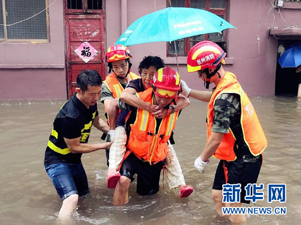 暴雨中，这些感人瞬间，温暖每一个人&hellip;&hellip;