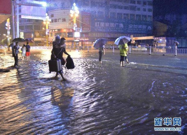 暴雨中，这些感人瞬间，温暖每一个人&hellip;&hellip;