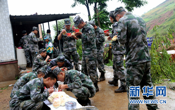 暴雨中，这些感人瞬间，温暖每一个人&hellip;&hellip;
