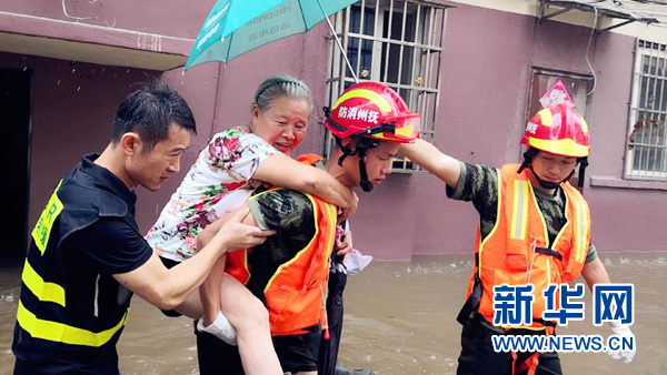 暴雨中，这些感人瞬间，温暖每一个人&hellip;&hellip;