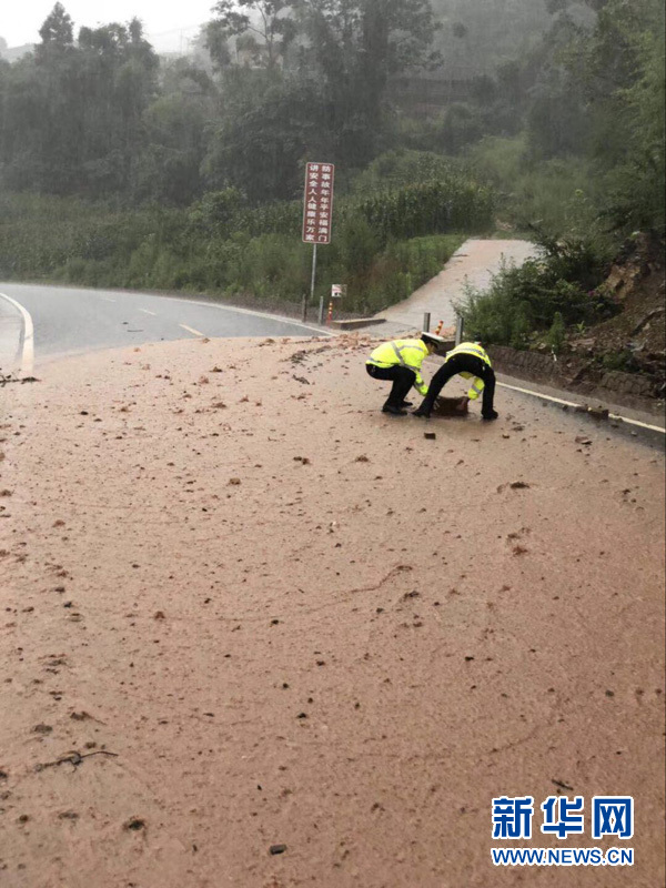 暴雨中，这些感人瞬间，温暖每一个人&hellip;&hellip;