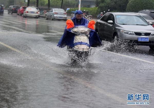 暴雨中，这些感人瞬间，温暖每一个人&hellip;&hellip;