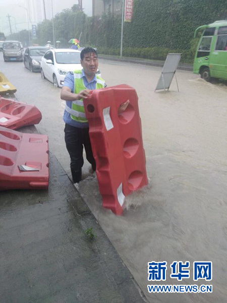 暴雨中，这些感人瞬间，温暖每一个人&hellip;&hellip;