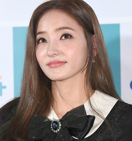 韩彩英卖力宣传电影《邻家明星》和陈智熙演母女,看着不太像啊 韩彩英卖力宣传电影《邻家明星》和陈智熙演母女,看着不太像啊