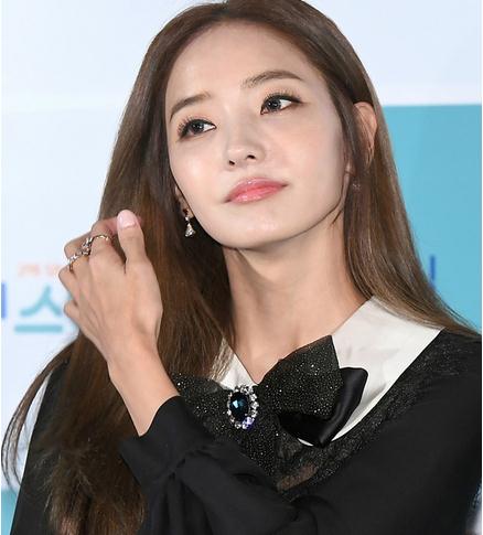 韩彩英卖力宣传电影《邻家明星》和陈智熙演母女,看着不太像啊 韩彩英卖力宣传电影《邻家明星》和陈智熙演母女,看着不太像啊