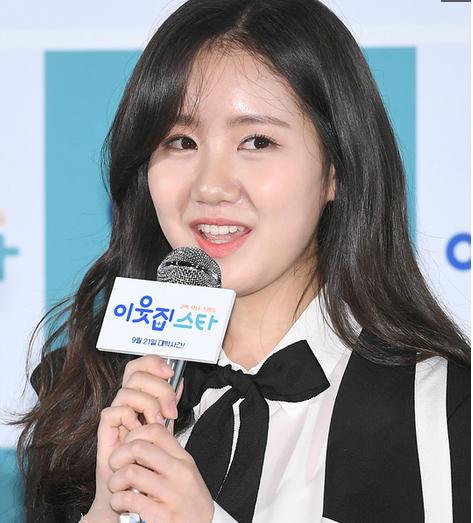 韩彩英卖力宣传电影《邻家明星》和陈智熙演母女,看着不太像啊 韩彩英卖力宣传电影《邻家明星》和陈智熙演母女,看着不太像啊