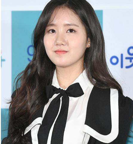 韩彩英卖力宣传电影《邻家明星》和陈智熙演母女,看着不太像啊 韩彩英卖力宣传电影《邻家明星》和陈智熙演母女,看着不太像啊