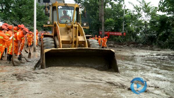 洪峰过境后 淤泥致通行受阻 洪峰过境后 淤泥致通行受阻