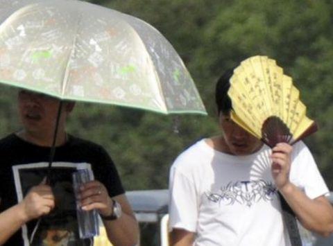 因此,一把小小的阳伞背后,触及到的其实是一个深刻的性别议题.