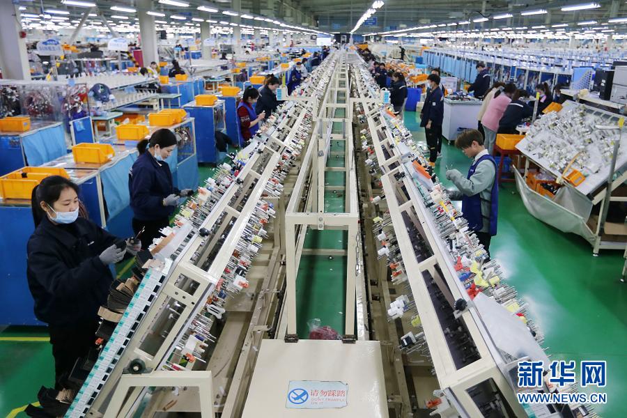 3月9日,在安徽淮北高新技术产业开发区,工人在汽车线束生产线上忙碌