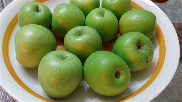 女性晚上吃一个煮苹果,失眠好了,大肚子也平了,谁吃谁漂亮 图片