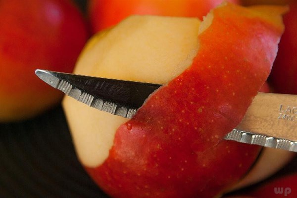 女性晚上吃一个煮苹果,失眠好了,大肚子也平了,谁吃谁漂亮 女性晚上吃一个煮苹果,失眠好了,大肚子也平了,谁吃谁漂亮