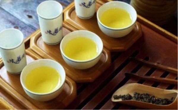 睡前应该多喝水，还是少喝水？最养生的做法是什么？别再错下去了