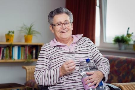 睡前应该多喝水，还是少喝水？最养生的做法是什么？别再错下去了