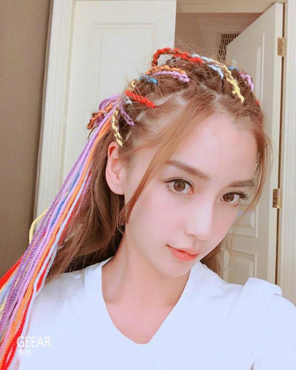 想尝试嘻哈风格新造型的女生，IU的彩辫发型是个好选择!