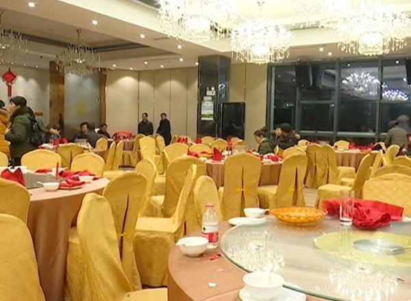 史上最尴尬的婚宴!客人坐好了,酒店却不上菜,新