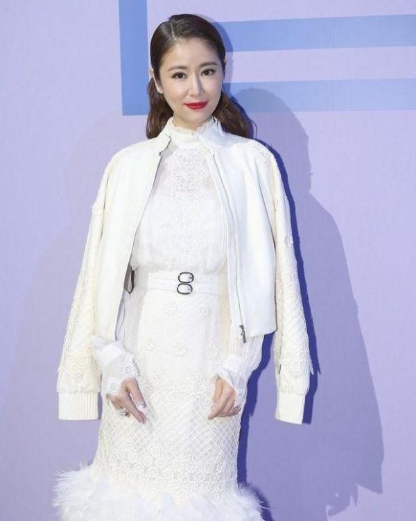 42岁林心如厉害了,泡面头搭配抹胸裙却意外凹