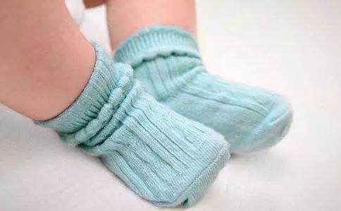 冬天宝宝睡觉要不要穿袜子?看看医生爸爸怎么