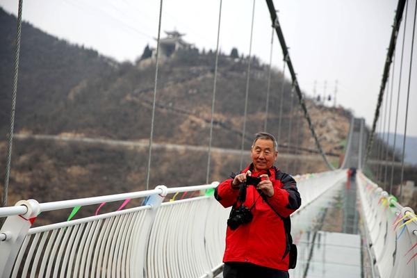中原地区第一条跨黄河玻璃栈桥在黄河三峡建成
