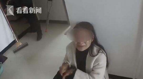 警方抓获了几名吸毒人员,其中一名女子在审讯过程中,毒瘾再次发作