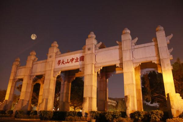 元宵节子夜将现“超级月亮” 系年度最大最圆