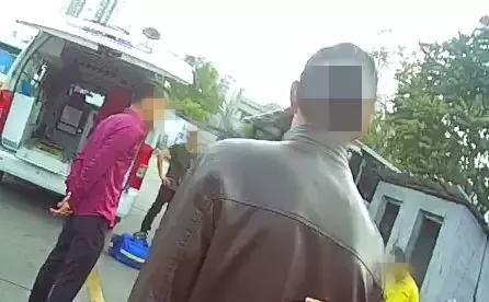 驾校学员练科二跟教练抢踩刹车,撞倒路边女学