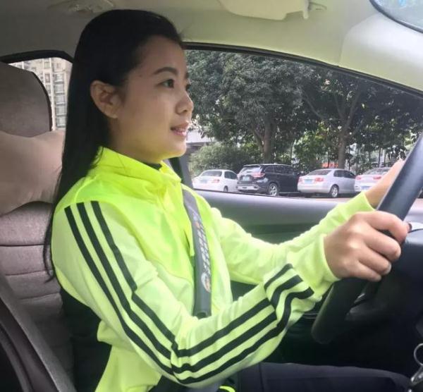 驾校学员练科二跟教练抢踩刹车,撞倒路边女学