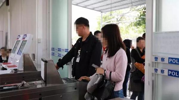 驾校学员练科二跟教练抢踩刹车,撞倒路边女学