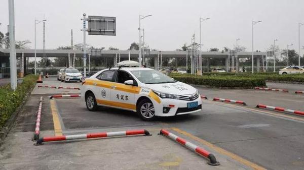 驾校学员练科二跟教练抢踩刹车,撞倒路边女学