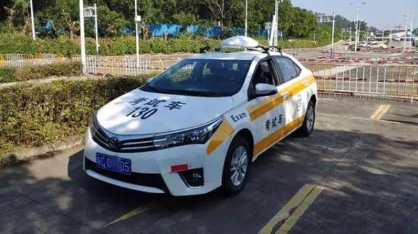 驾校学员练科二跟教练抢踩刹车,撞倒路边女学