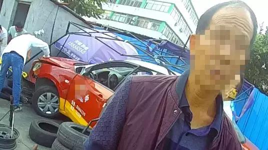 驾校学员练科二跟教练抢踩刹车,撞倒路边女学