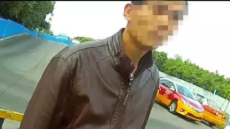 驾校学员练科二跟教练抢踩刹车,撞倒路边女学