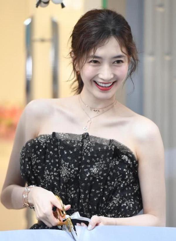 江疏影活动亮相被抓拍,当看到全身照片后,简直