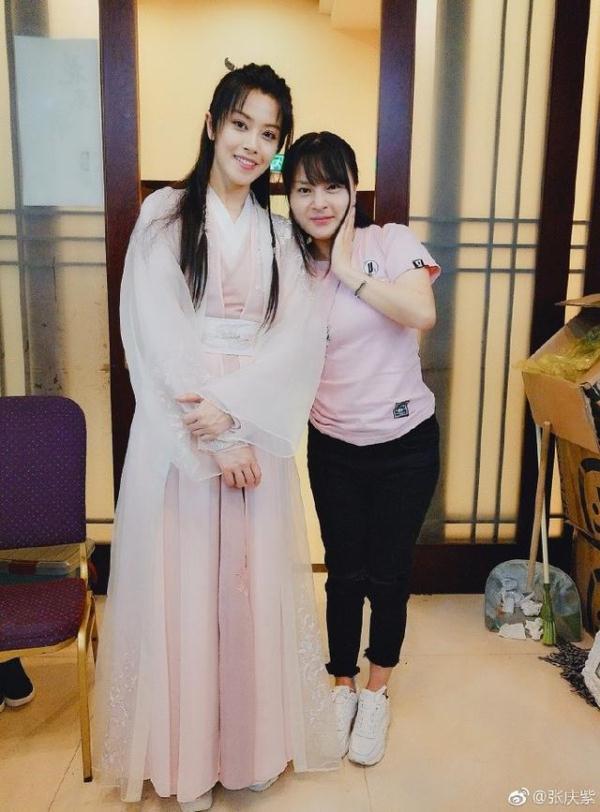 《小女花不弃》莫大哥换女装!长发 粉色纱裙露脸网