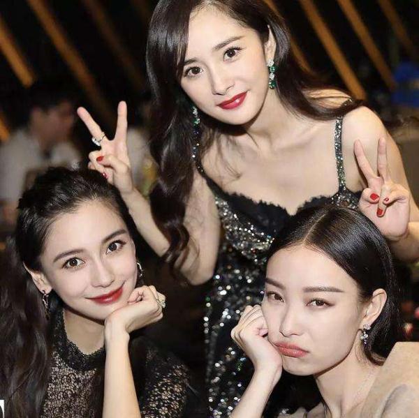 杨颖迎来30岁生日,杨幂晒搞怪合照庆生,中间的人引