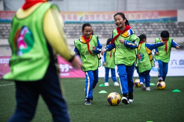 足球|女孩足球节活动在贵州六盘水举行