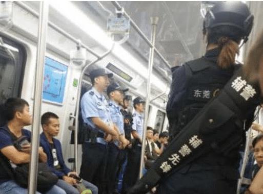 女辅警地铁上身背警用设备像周芷若的倚天剑,走红网络-中国传真