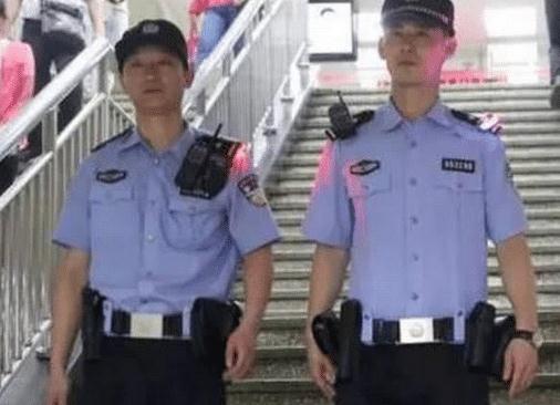 女辅警地铁上身背警用设备像周芷若的倚天剑,走红网络-中国传真