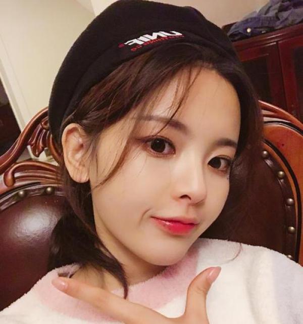 杨超越节目睡姿引热议,暴露真实身材,网友小龙