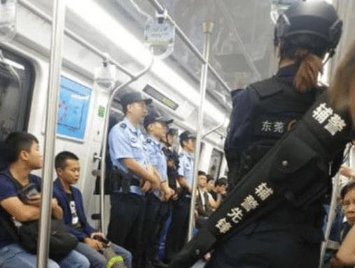 女辅警地铁上身背警用设备像周芷若的倚天剑,走红网络-中国传真