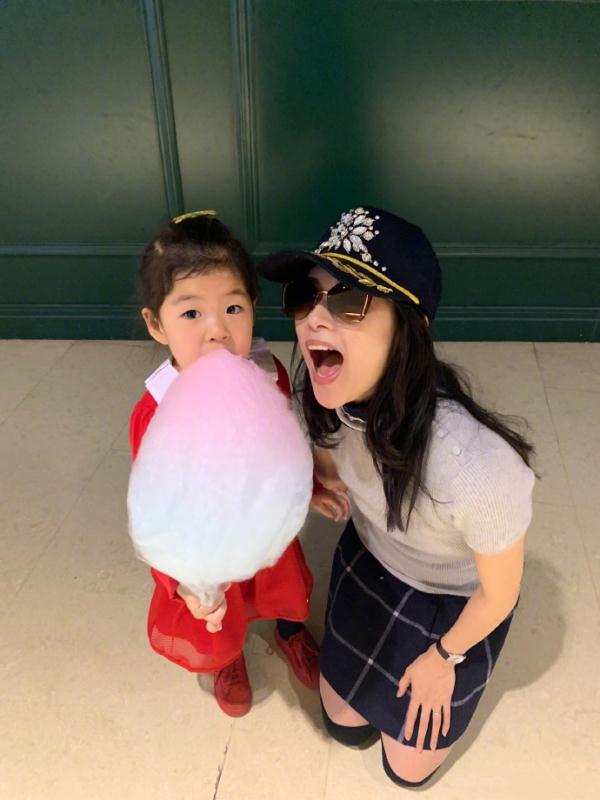 宠娃!章子怡跪地喂女儿吃棉花糖,醒醒越来越漂