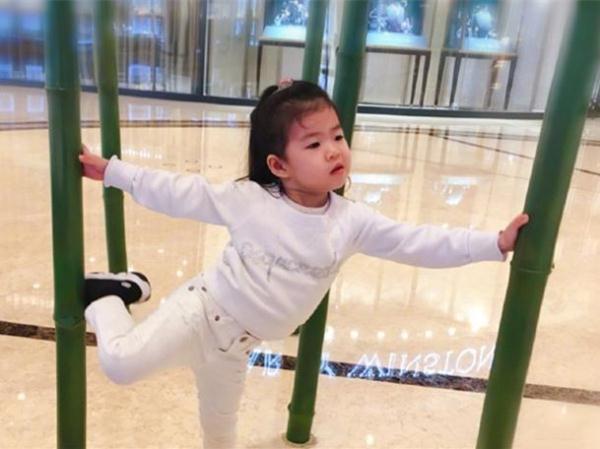 宠娃!章子怡跪地喂女儿吃棉花糖,醒醒越来越漂